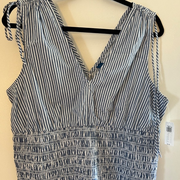 Old Navy V-Neck Tank - Picture 3 of 9